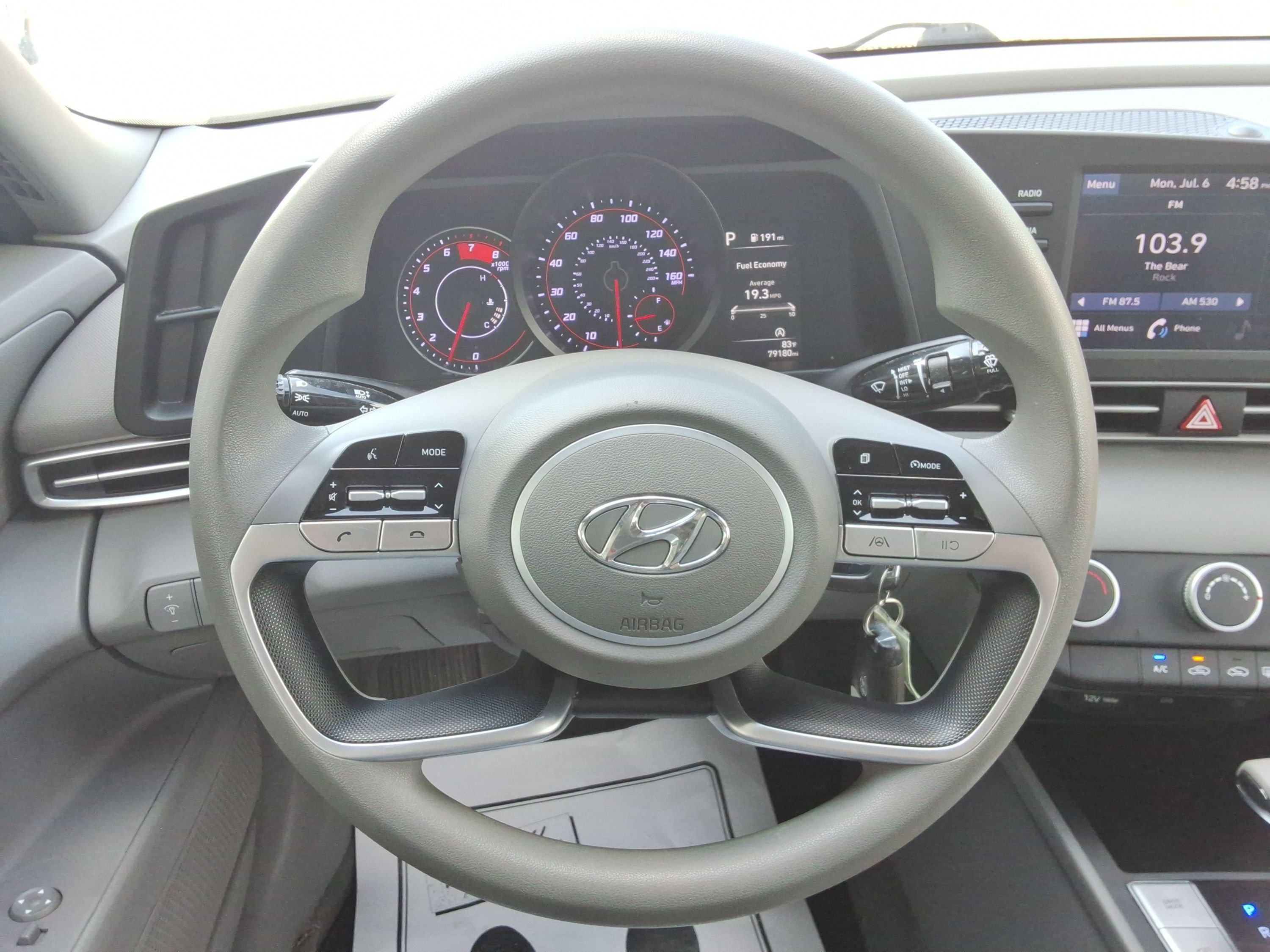 Used 2021 Hyundai Elantra SE FWD image 11