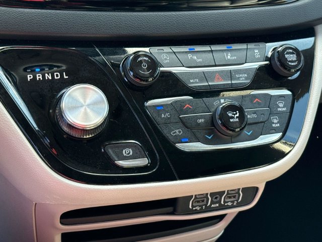 Used 2024 Chrysler Pacifica Touring-L FWD image 21