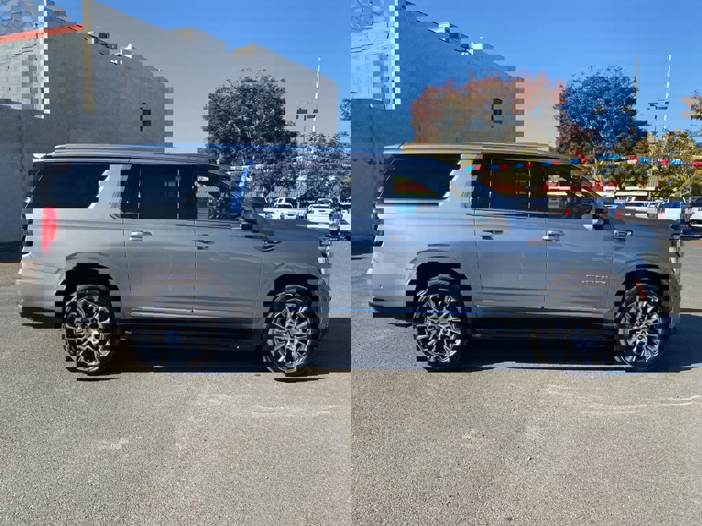 Used 2025 GMC Yukon XL Denali image 3