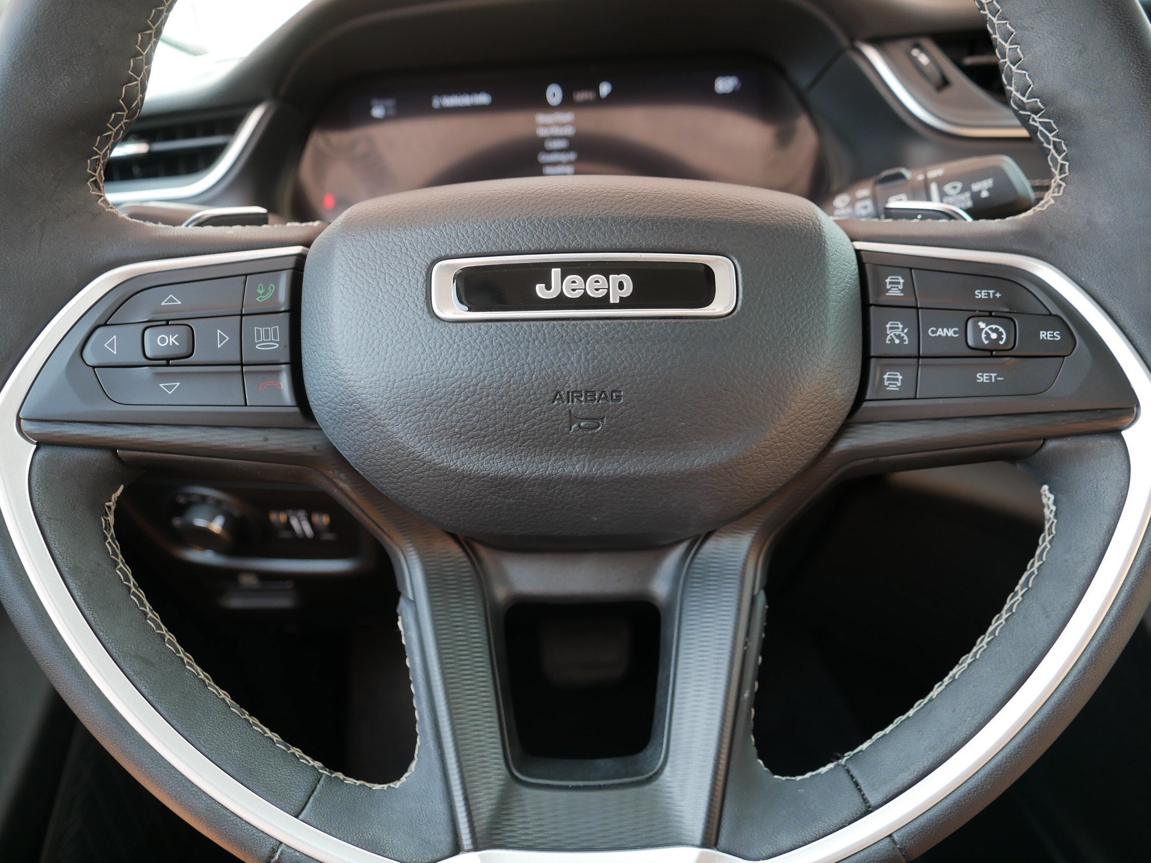 Used 2023 Jeep Grand Cherokee L Laredo w/ Luxury Tech Group I AWD/4WD image 25
