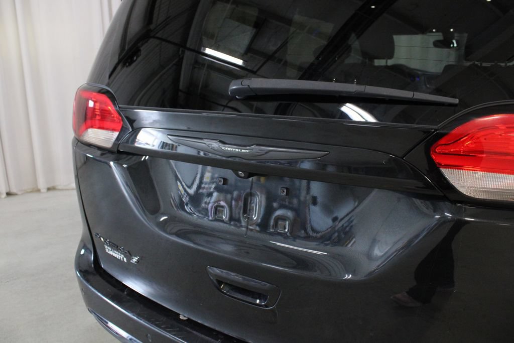 Used 2019 Chrysler Pacifica Touring-L Plus w/ S Appearance Package FWD image 31