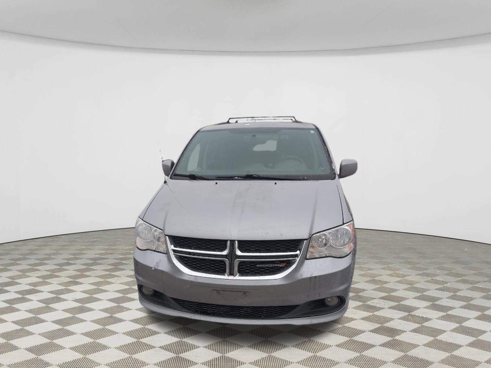 Used 2017 Dodge Grand Caravan SXT image 2