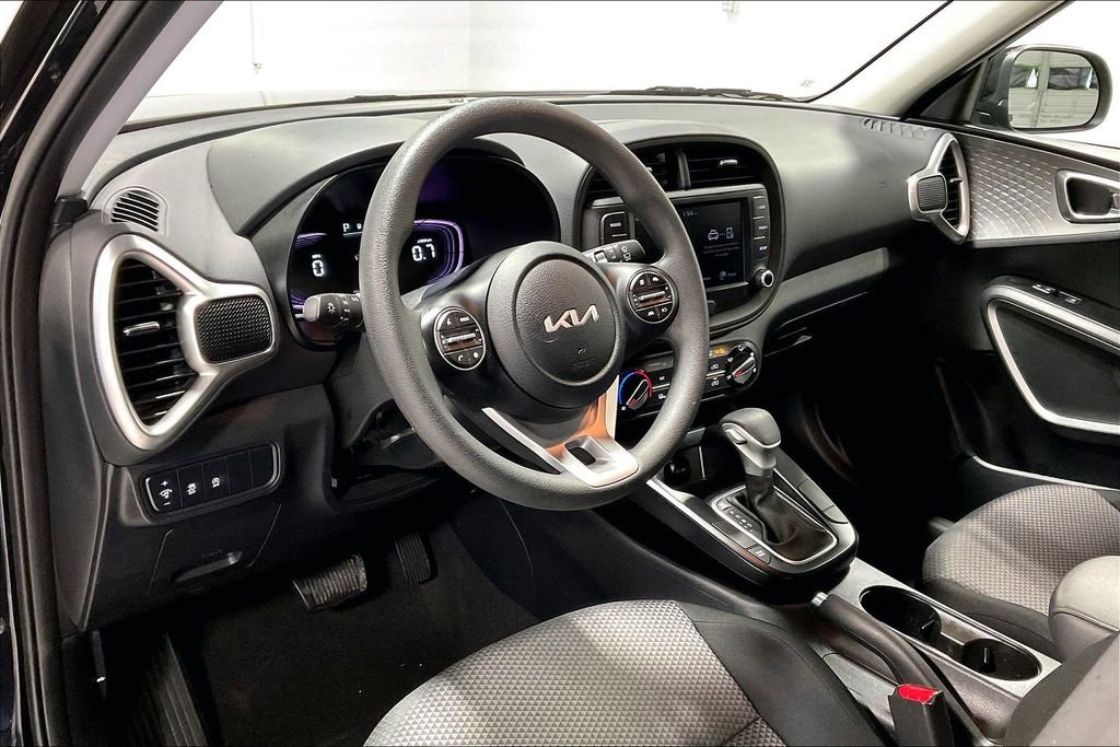 Used 2025 Kia Soul LX FWD image 16