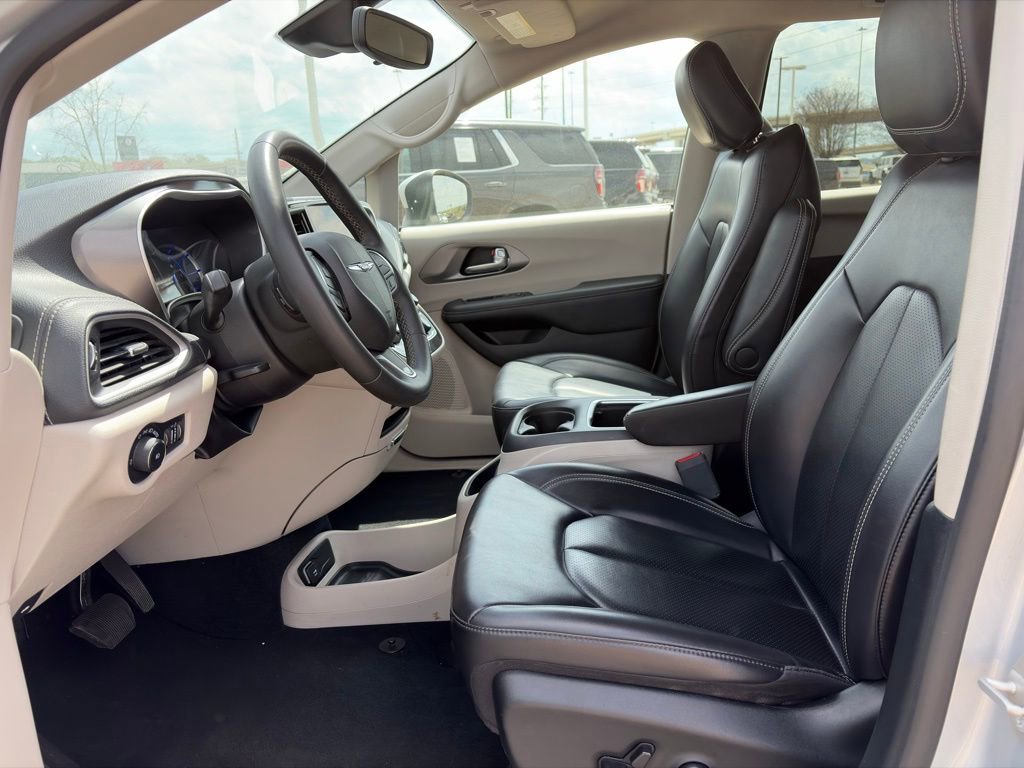 Used 2023 Chrysler Pacifica Touring-L image 14