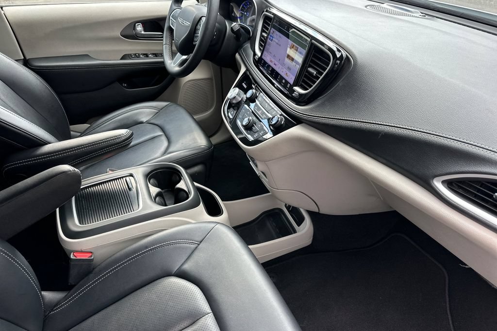 Used 2024 Chrysler Pacifica Limited FWD image 17