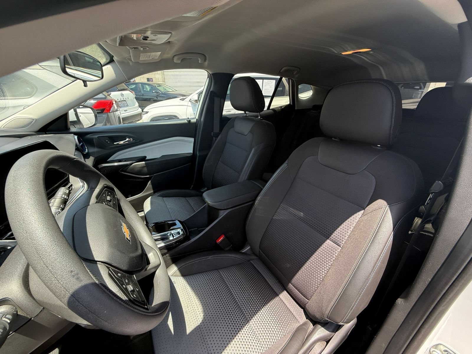 Used 2025 Chevrolet Trax LT FWD image 32