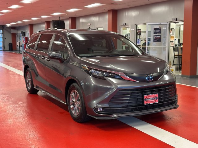 Certified 2025 Toyota Sienna XLE FWD image 2