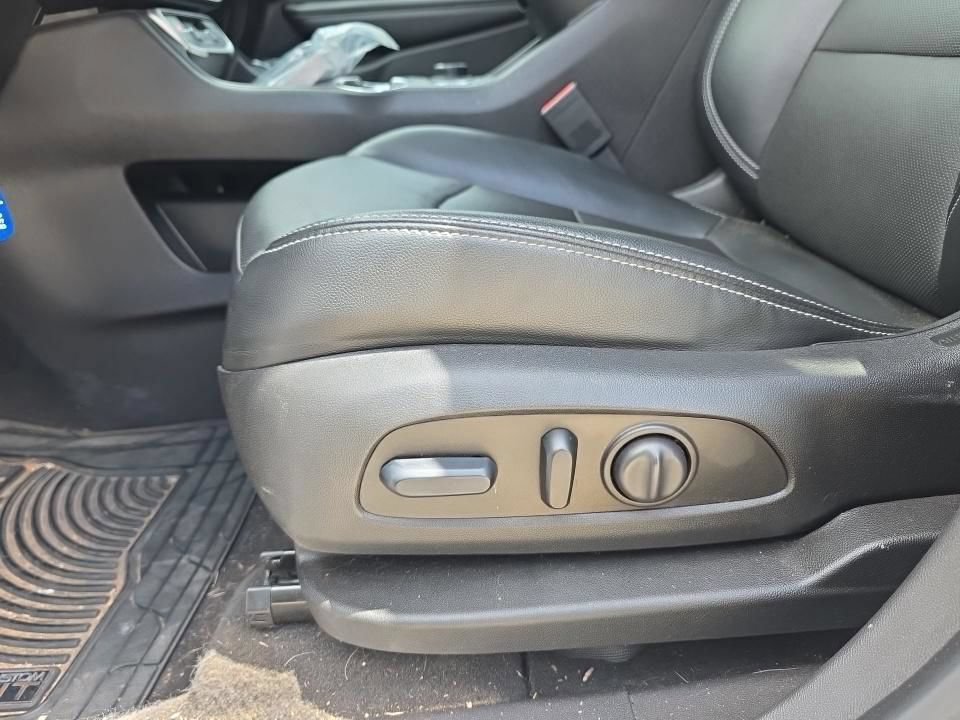 Used 2023 GMC Terrain SLT w/ Tech Package FWD image 5