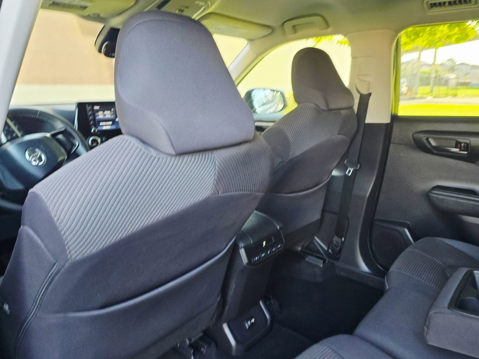 Used 2020 Toyota Highlander LE FWD image 40