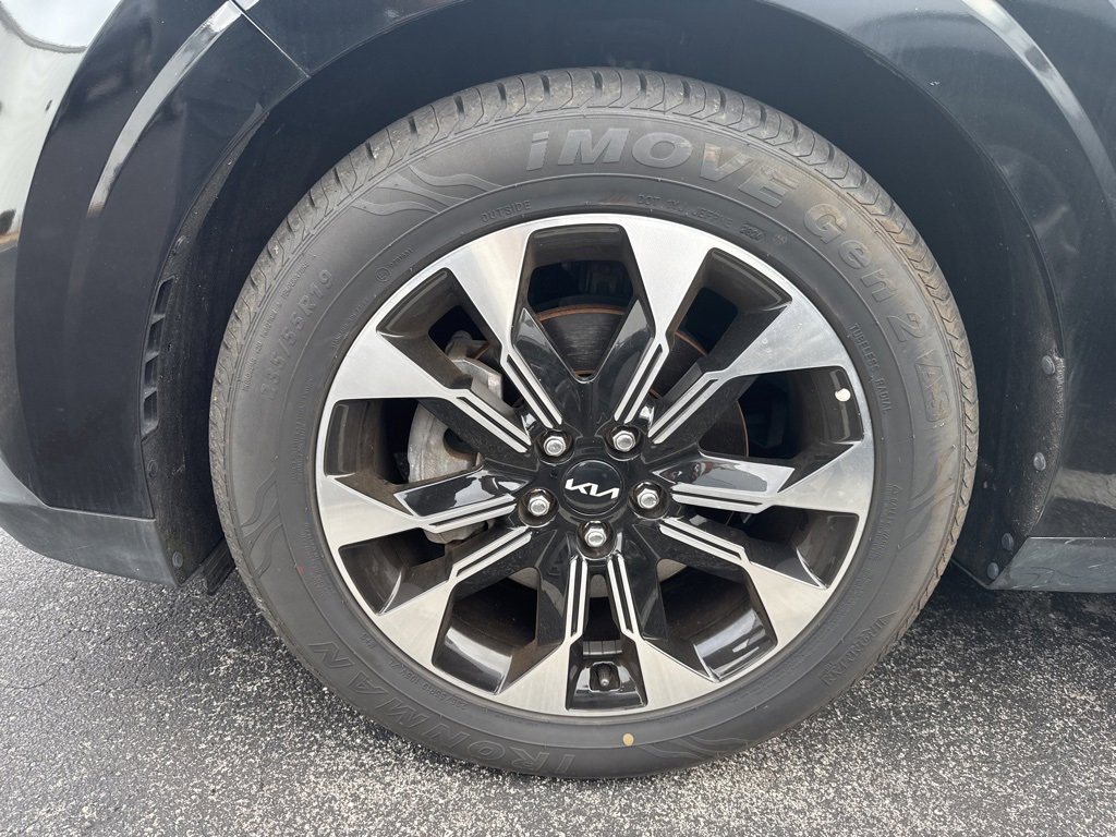 Used 2022 Kia Carnival EX image 6