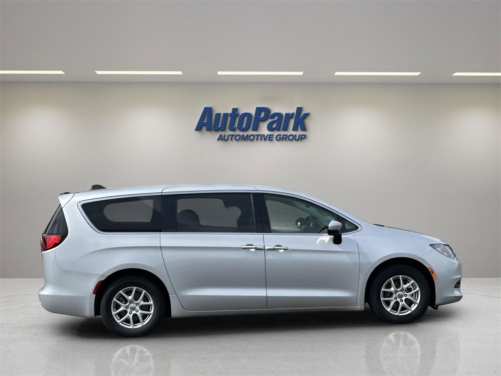 Used 2023 Chrysler Voyager LX image 8
