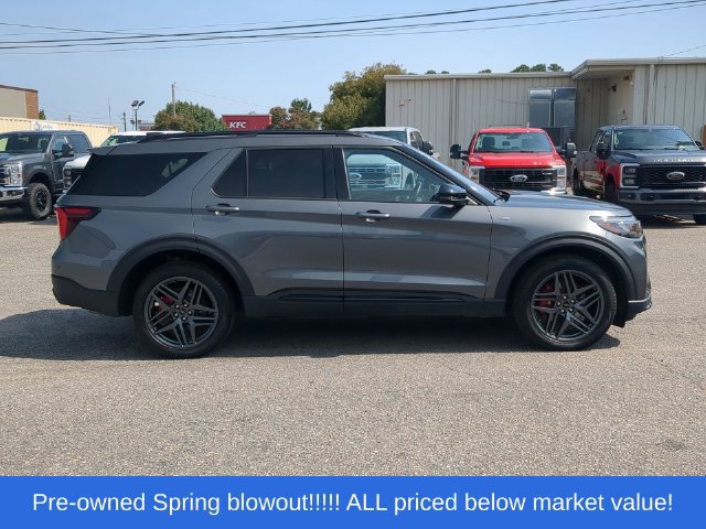 Used 2025 Ford Explorer ST-Line w/ ST-Line Street Pack AWD/4WD image 14