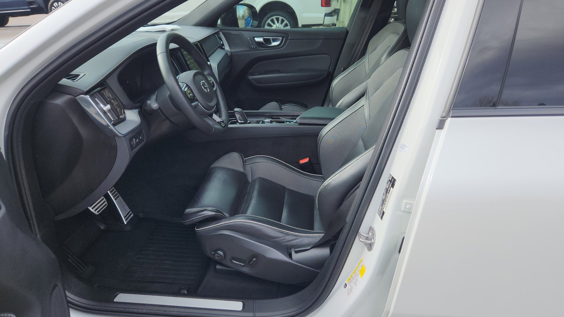 Used 2022 Volvo XC60 T8 R-Design w/ Advanced Package image 24