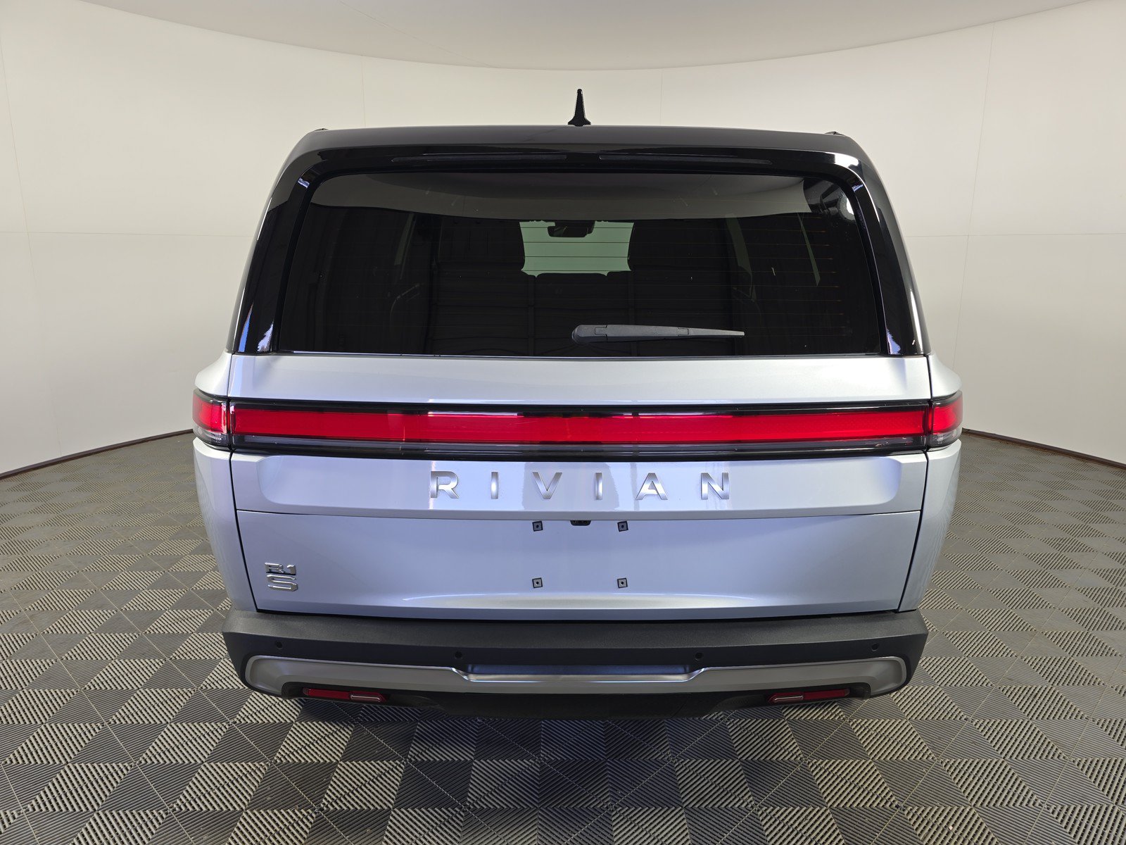 Used 2024 Rivian R1S Adventure AWD/4WD image 4