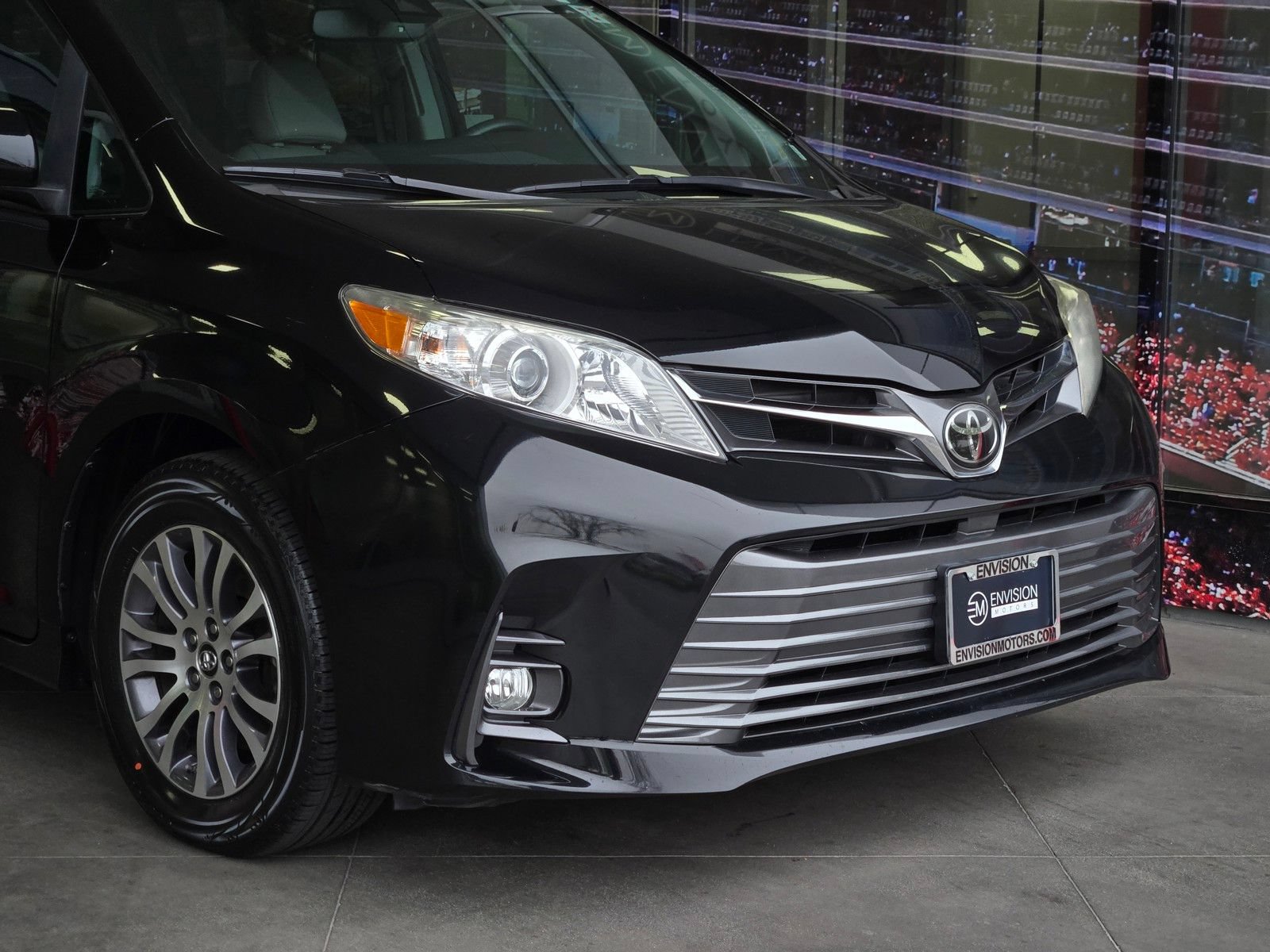 Certified 2018 Toyota Sienna XLE w/ XLE Navigation Package FWD image 2