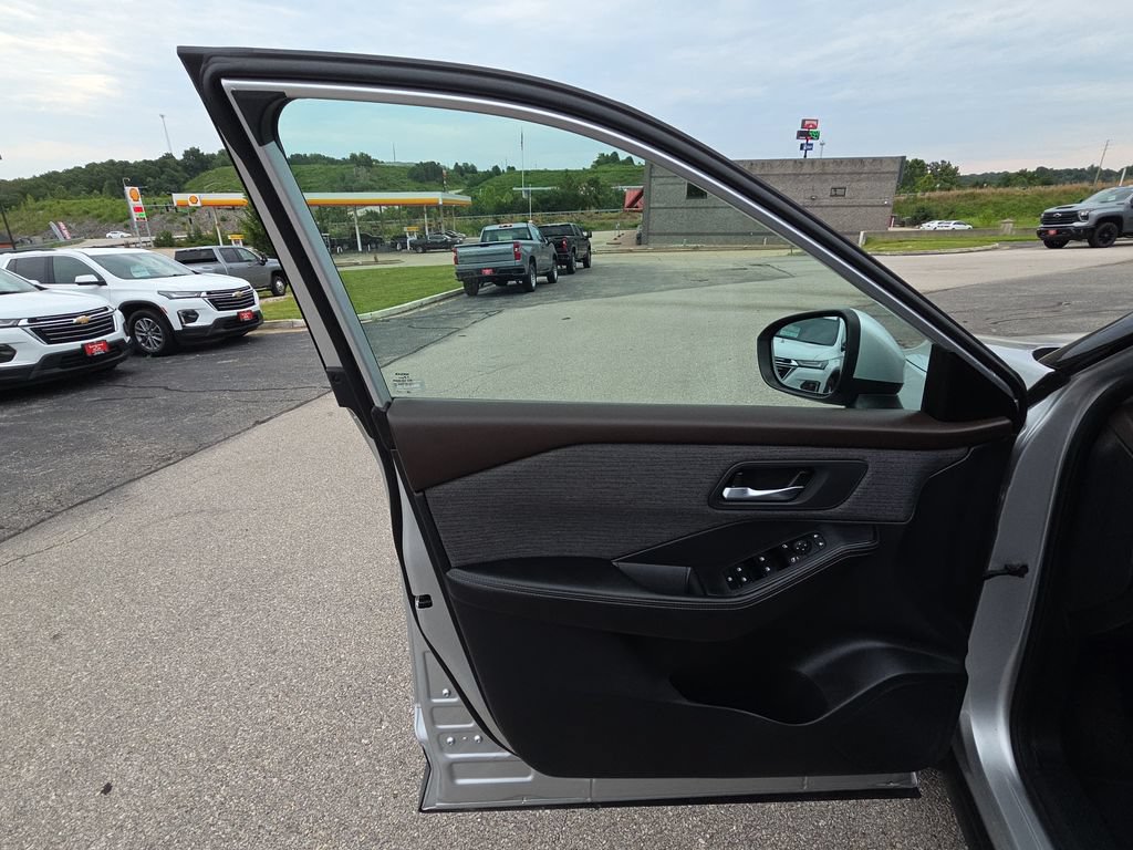 Used 2021 Nissan Rogue SV AWD/4WD image 12
