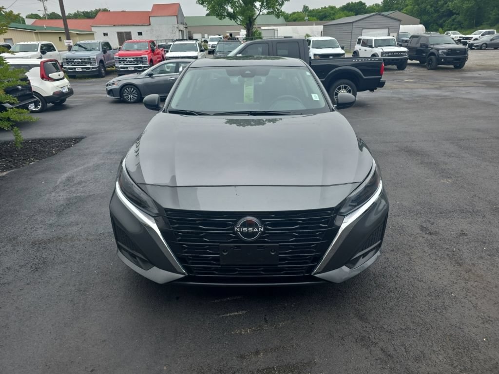 Used 2025 Nissan Altima 2.5 SV FWD image 3