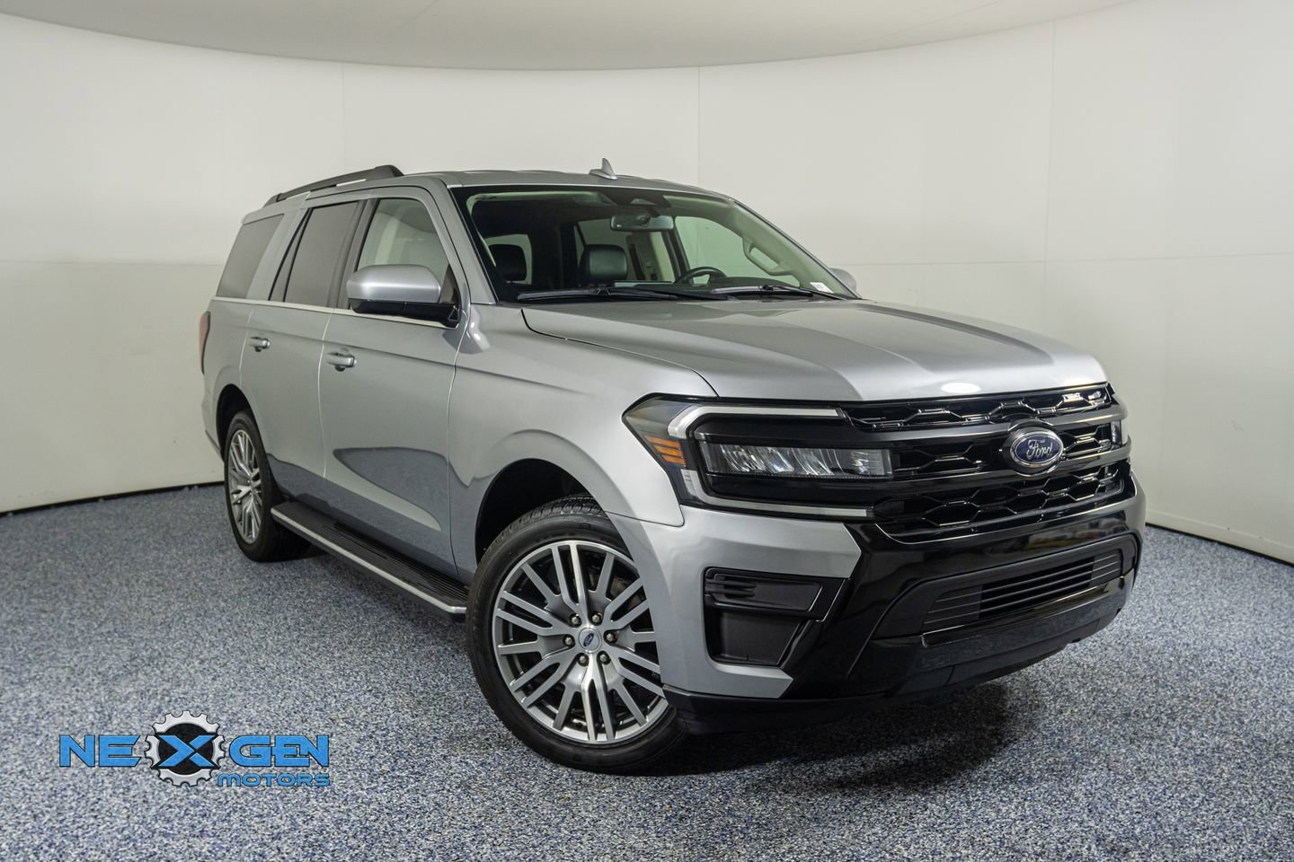 Used 2024 Ford Expedition XLT image 1