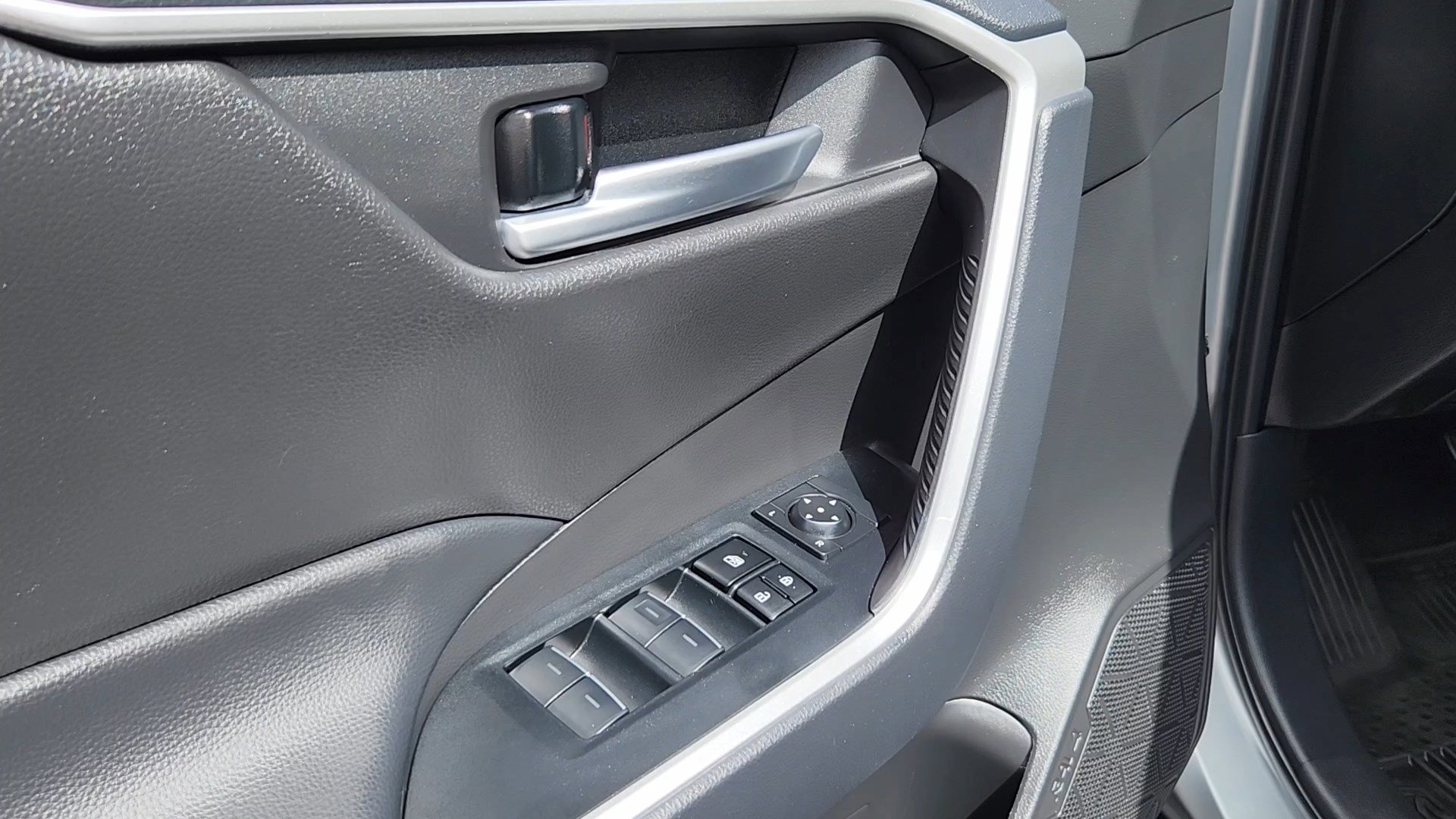 Used 2024 Toyota RAV4 XLE w/ Convenience Package image 7