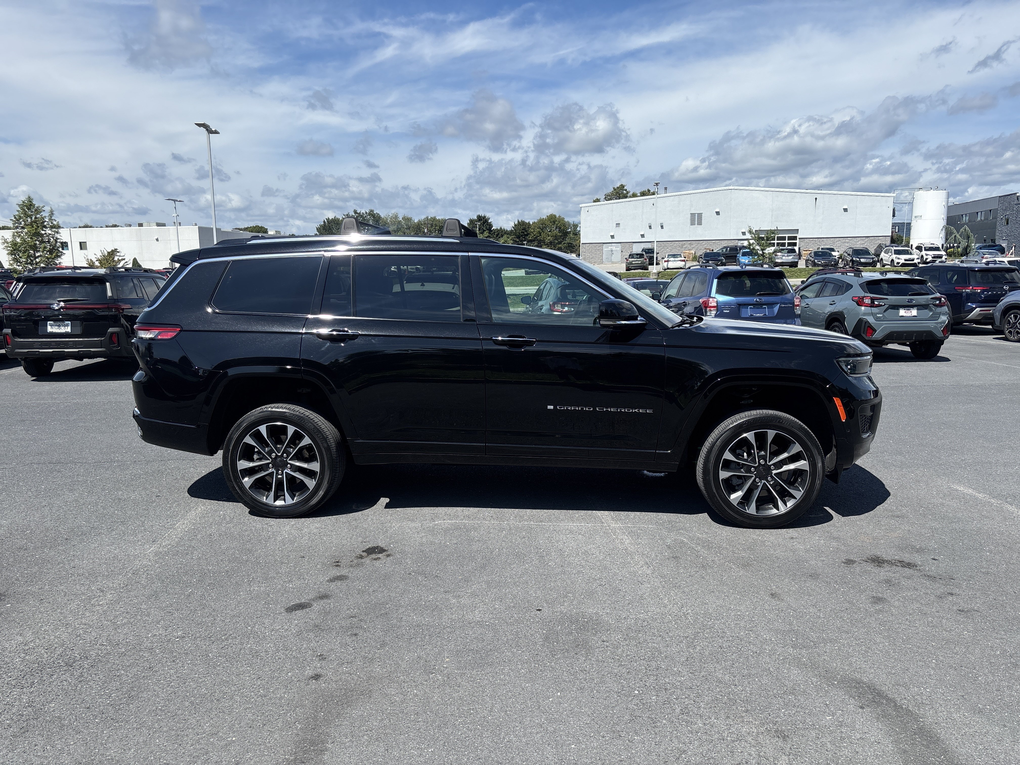 Used 2023 Jeep Grand Cherokee L Overland w/ Advanced Protech Group III AWD/4WD image 17