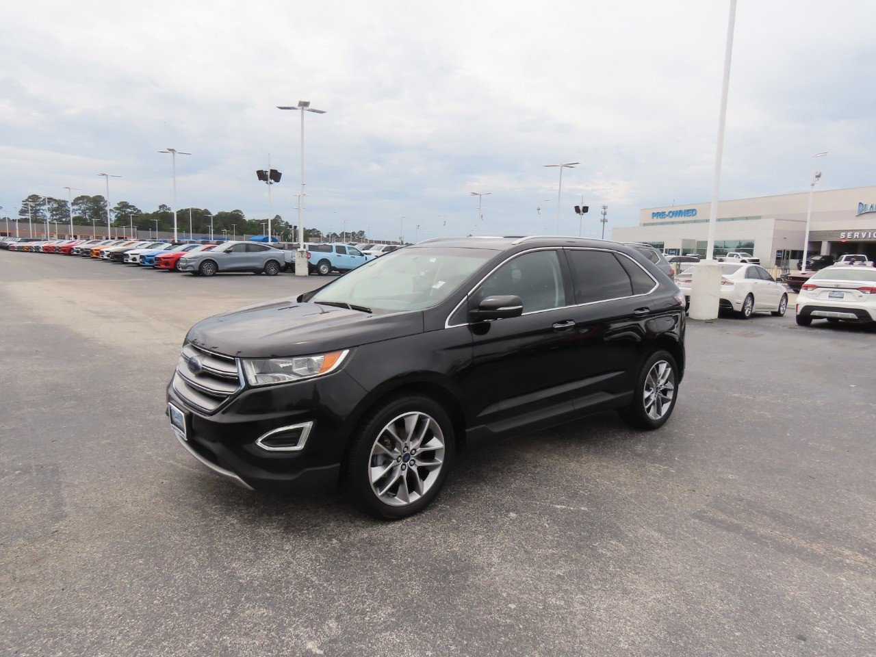 Used 2017 Ford Edge Titanium w/ Technology Package FWD image 2