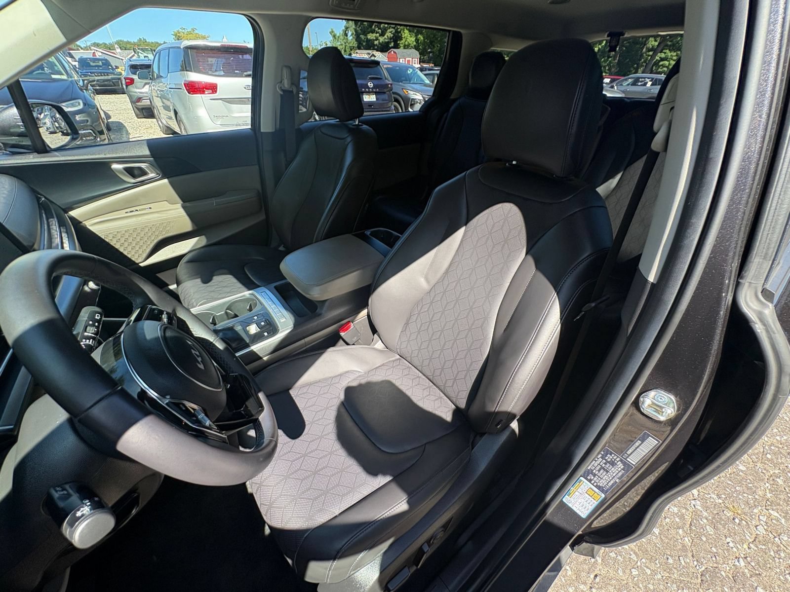 Used 2026 Kia Carnival FWD image 34