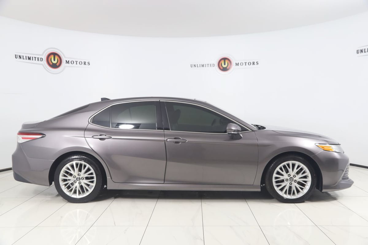 Used 2019 Toyota Camry XLE FWD image 2