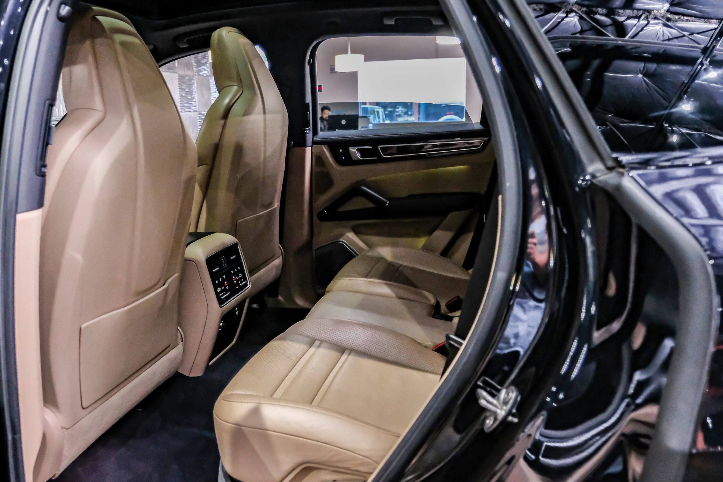 Used 2020 Porsche Cayenne S image 31