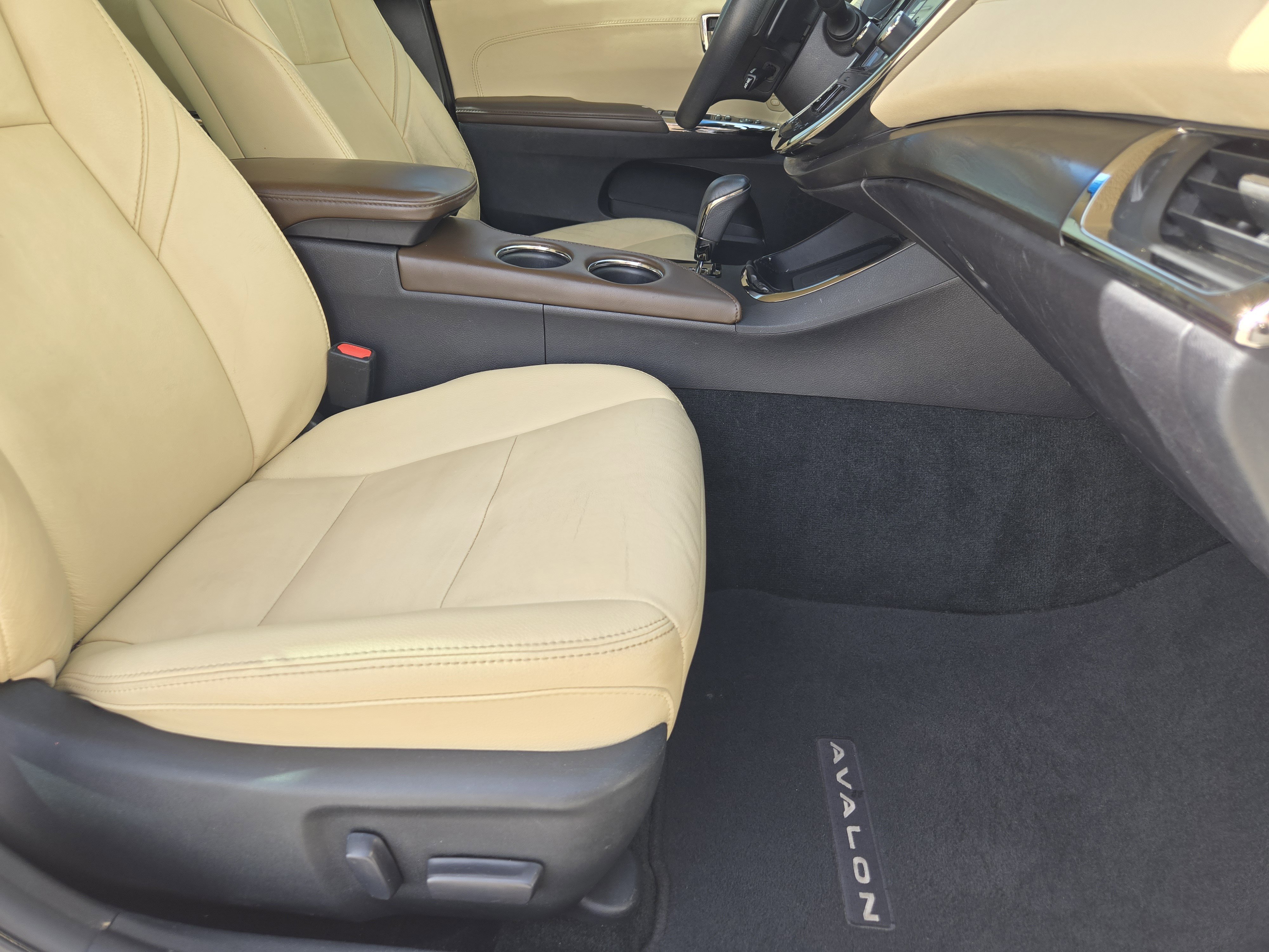 Used 2018 Toyota Avalon XLE Premium FWD image 16