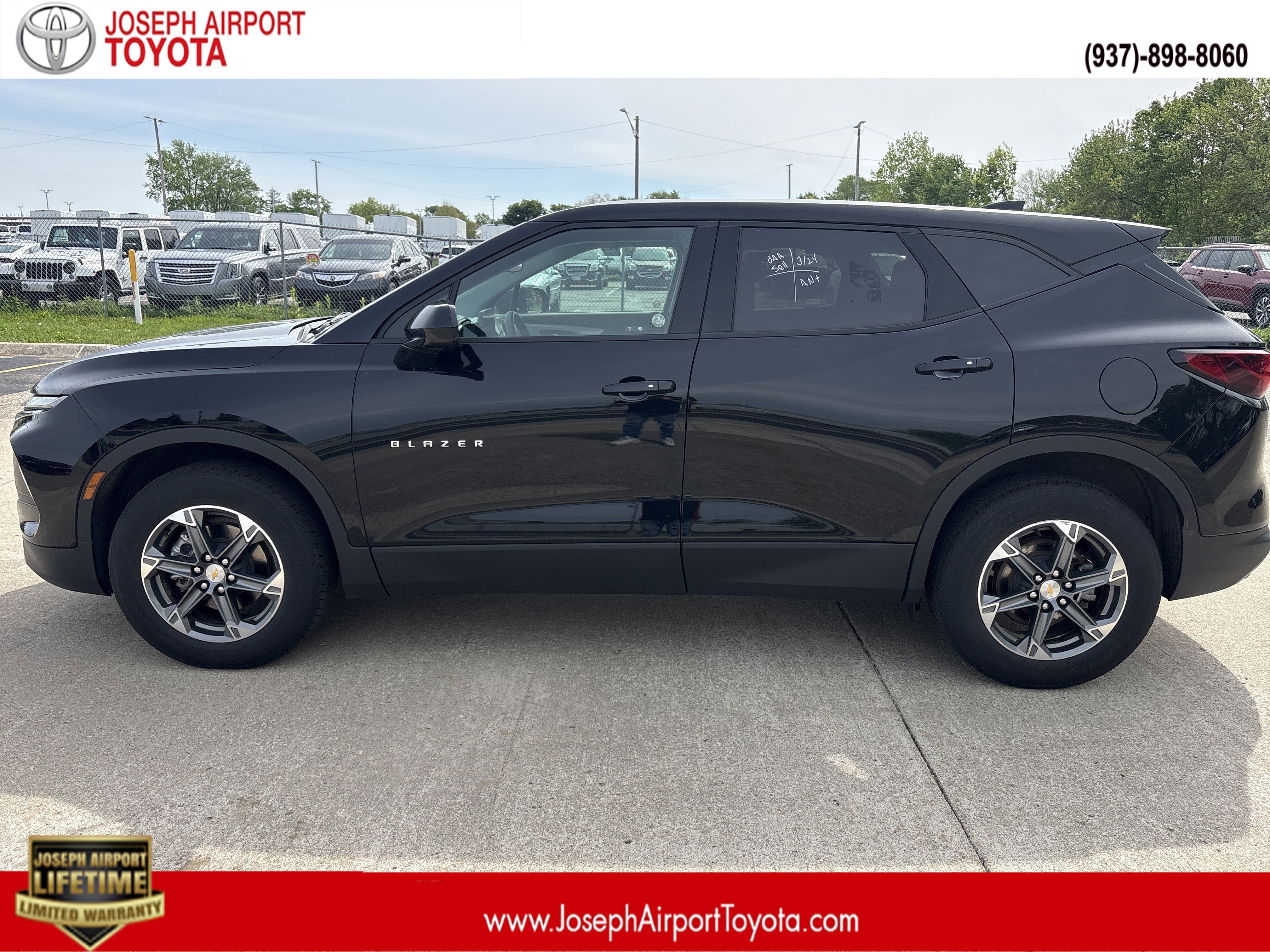 Used 2025 Chevrolet Blazer LT FWD image 1