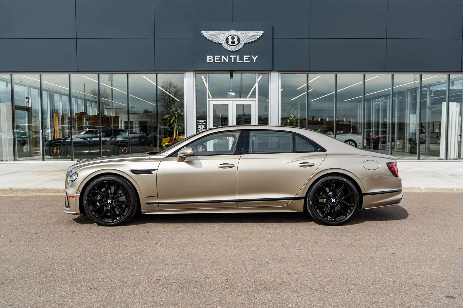 Certified 2025 Bentley Flying Spur Plug-In Hybrid image 4