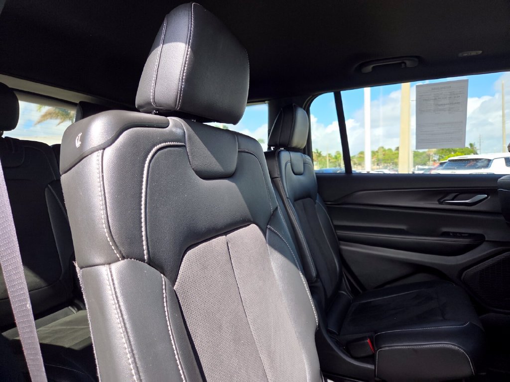 Used 2024 Jeep Grand Cherokee L Altitude AWD/4WD image 19