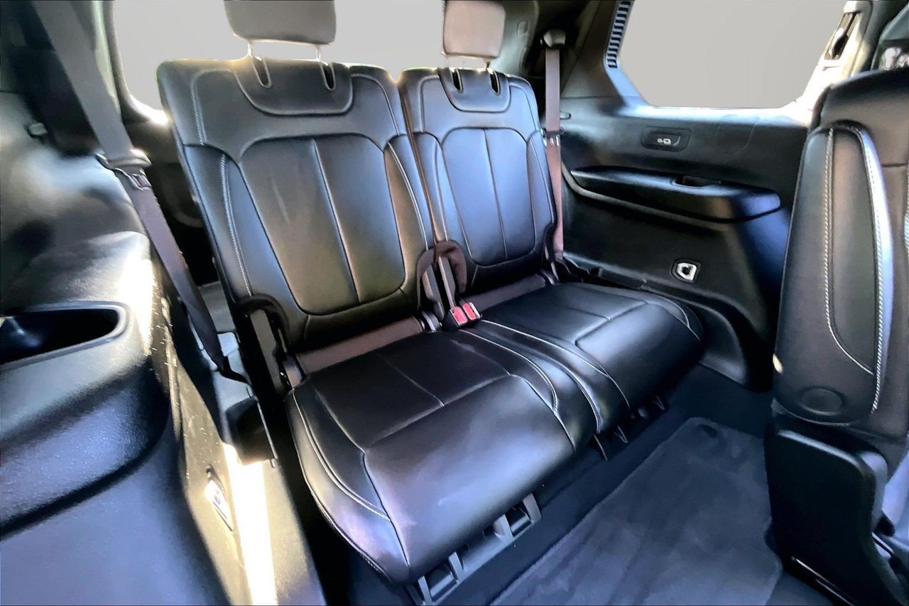 Used 2025 Jeep Grand Cherokee L Limited w/ Black Appearance Package AWD/4WD image 24