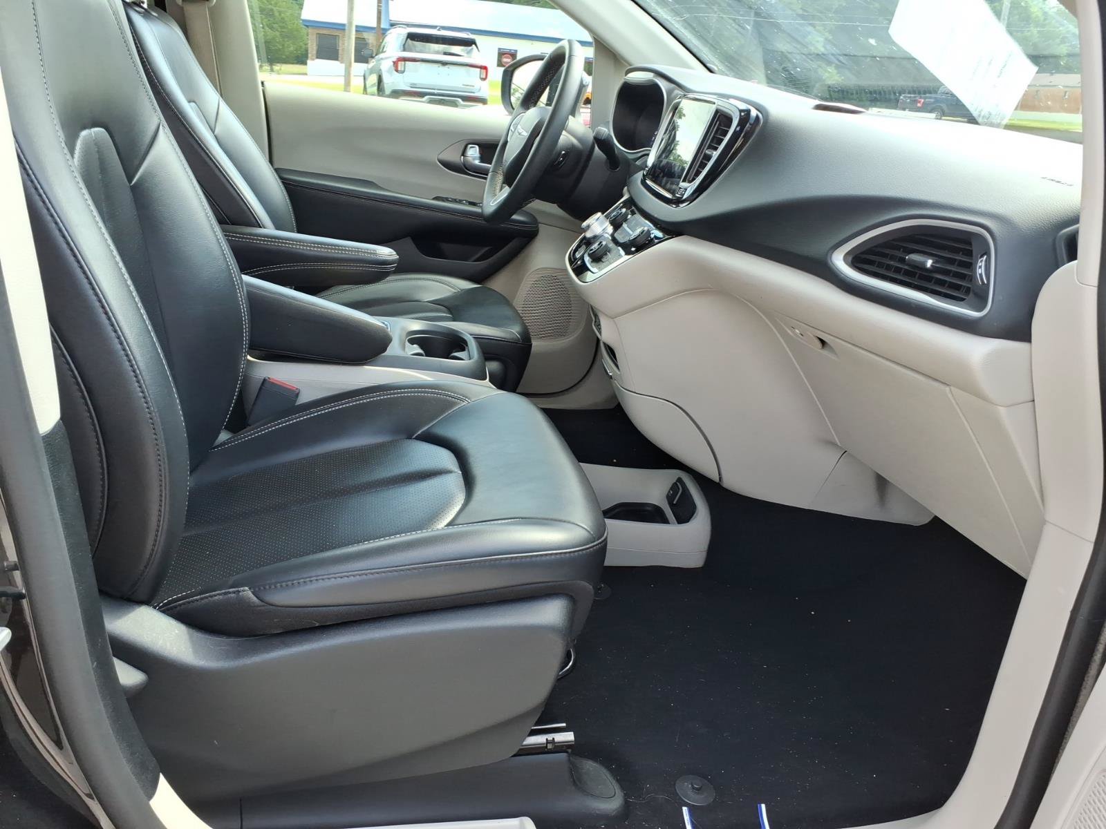 Used 2023 Chrysler Pacifica Touring-L FWD image 7