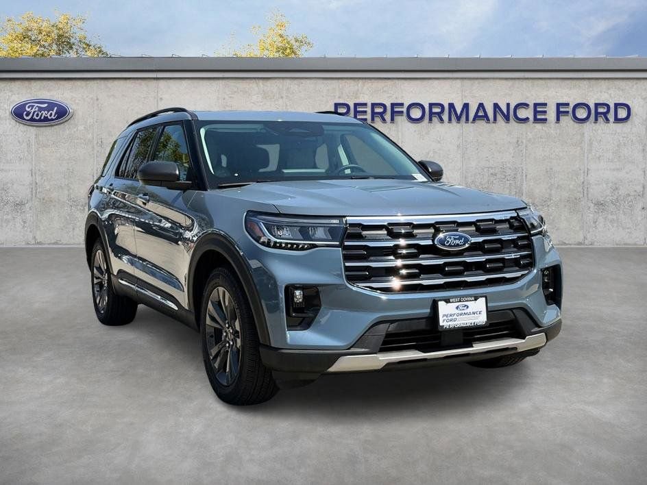 Used 2025 Ford Explorer Active w/ Active Comfort Package image 4