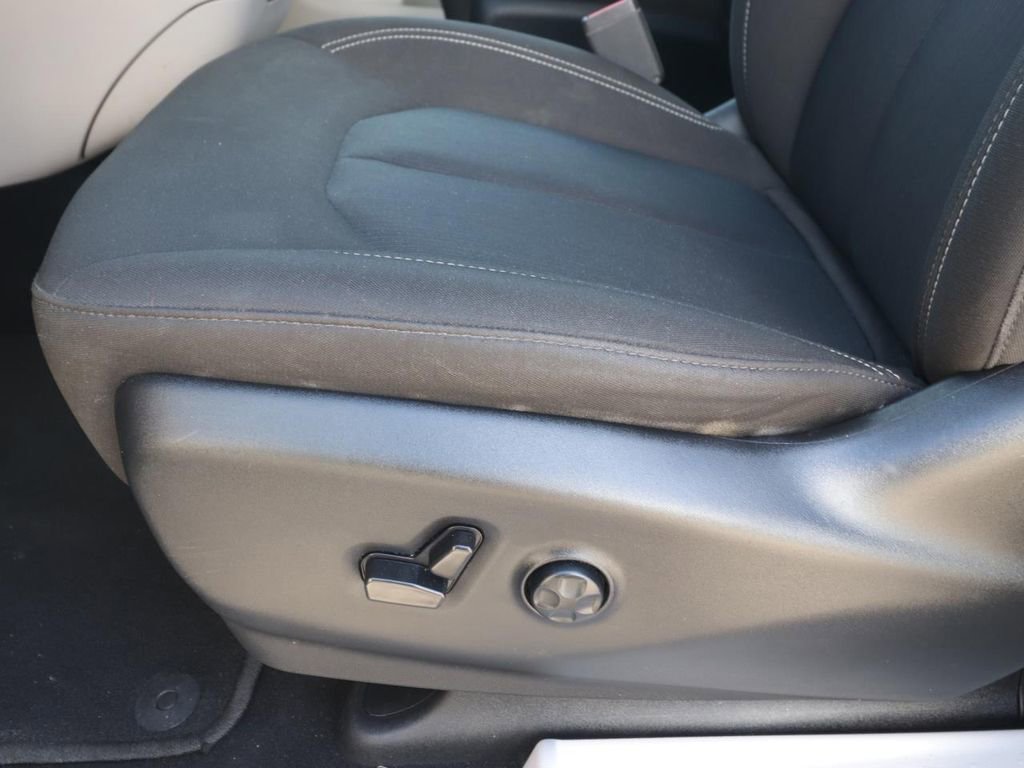 Used 2023 Chrysler Voyager LX image 16