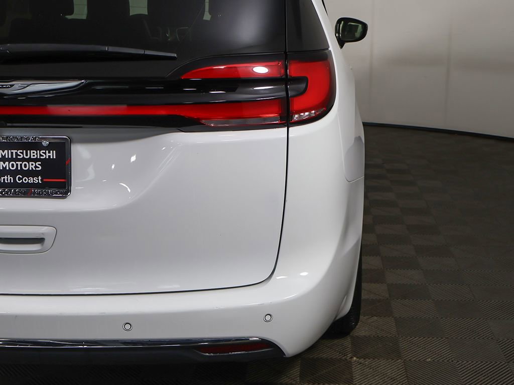 Used 2025 Chrysler Pacifica Select FWD image 17