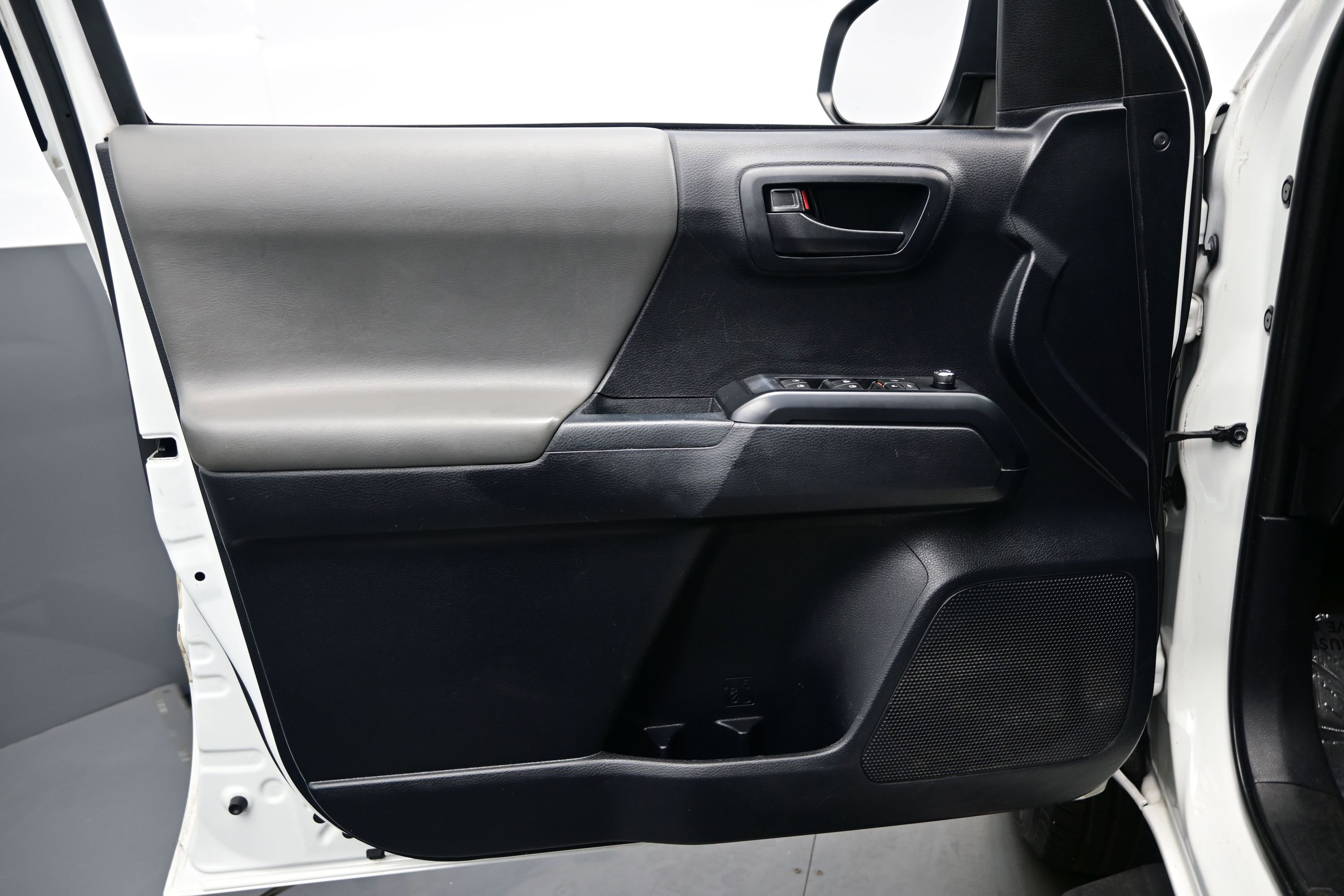 Used 2018 Toyota Tacoma SR w/ SR Convenience Package RWD image 12