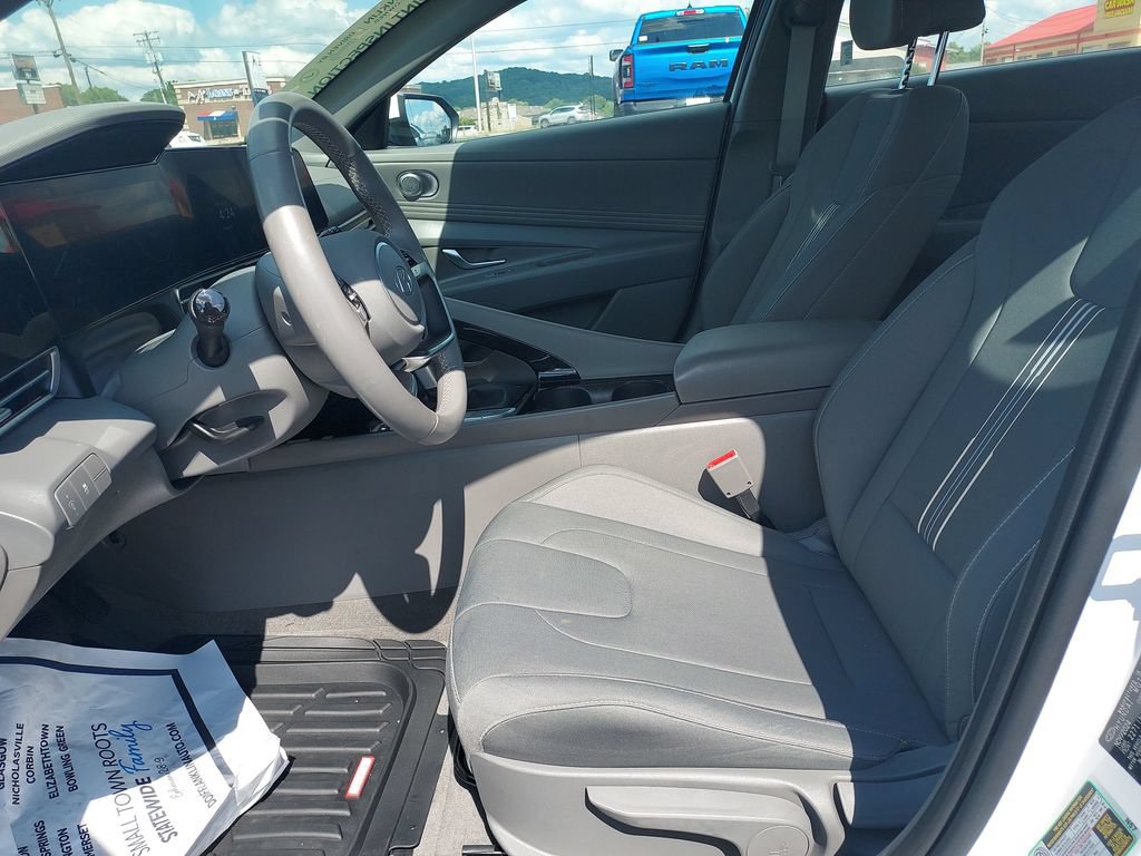 Used 2025 Hyundai Elantra SEL FWD image 13