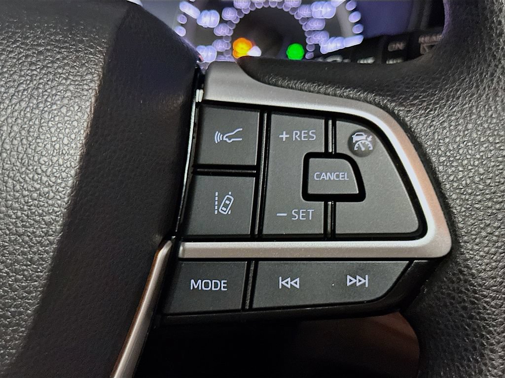 Used 2023 Toyota Highlander L AWD/4WD image 35