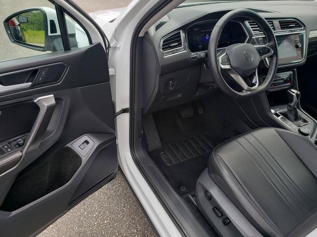 Used 2024 Volkswagen Tiguan SE AWD/4WD image 12