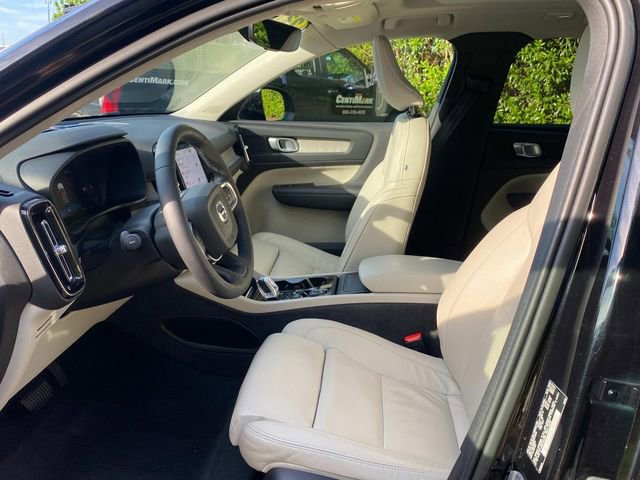 Used 2023 Volvo XC40 B5 Plus image 11