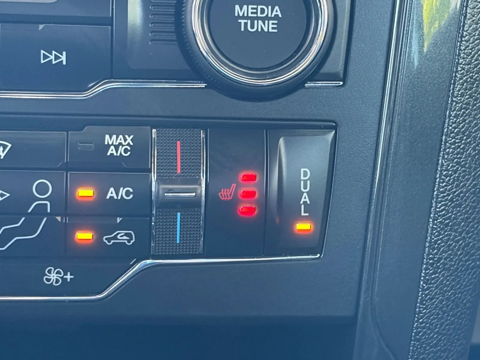 Used 2018 Ford Explorer XLT w/ Equipment Group 202A AWD/4WD image 27