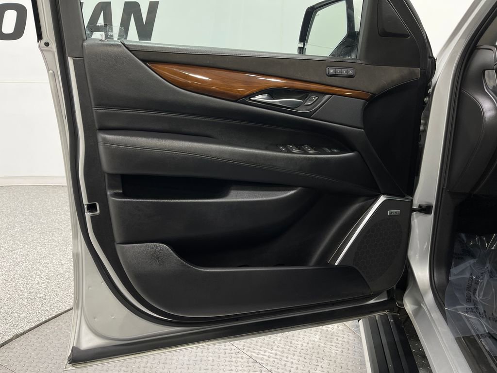 Used 2018 Cadillac Escalade Premium Luxury image 17