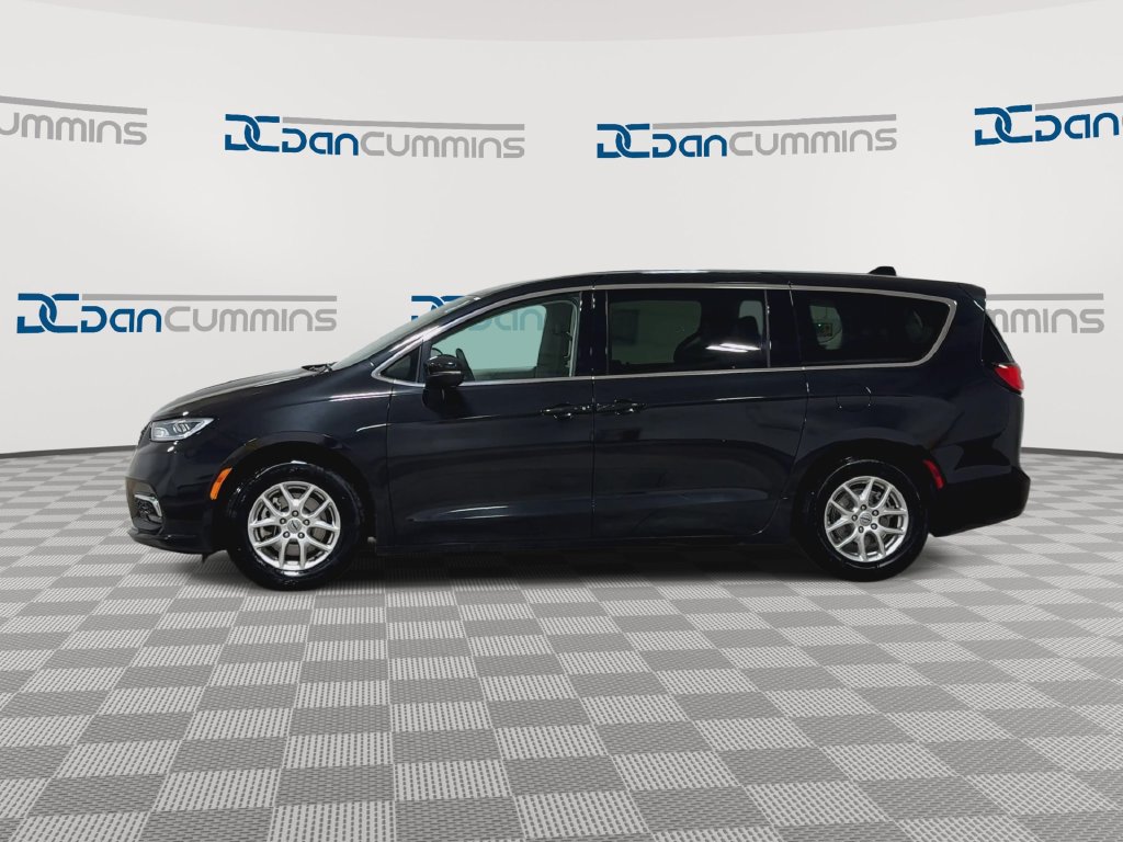 Used 2023 Chrysler Pacifica Touring-L FWD image 6