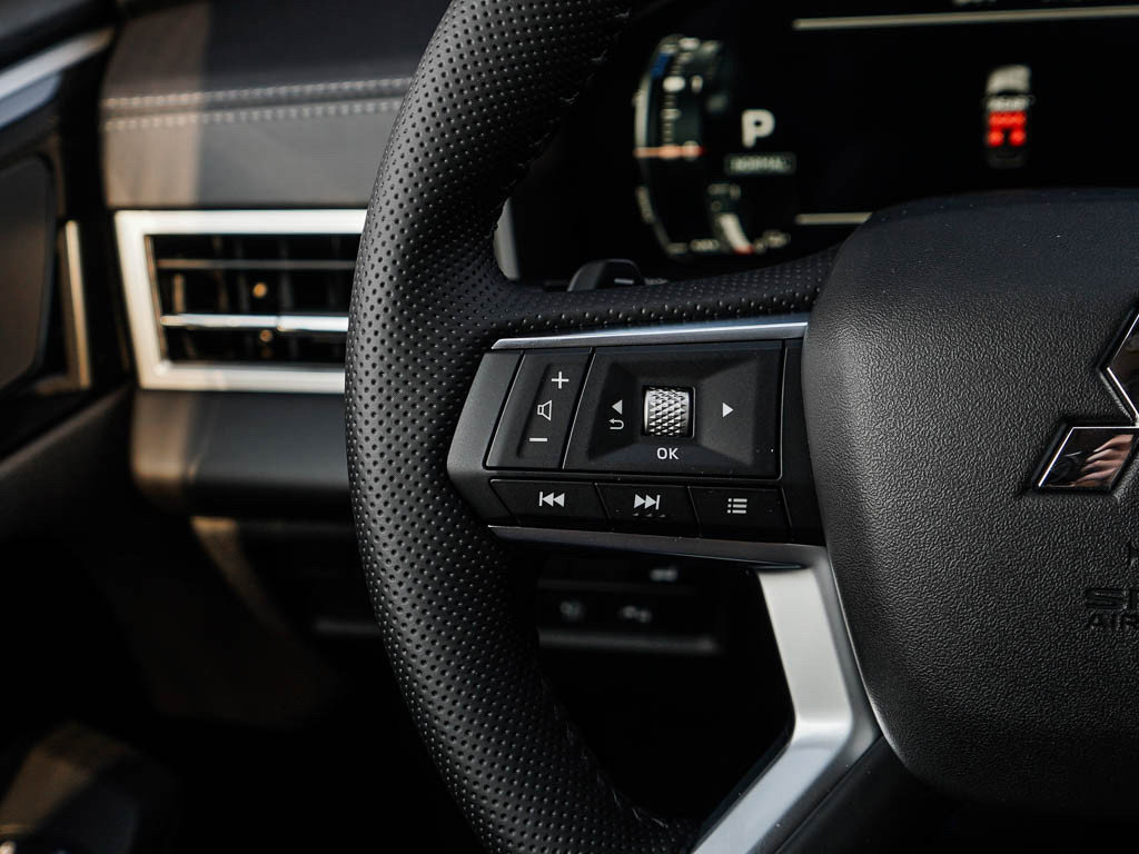 New 2025 Mitsubishi Outlander SE image 21