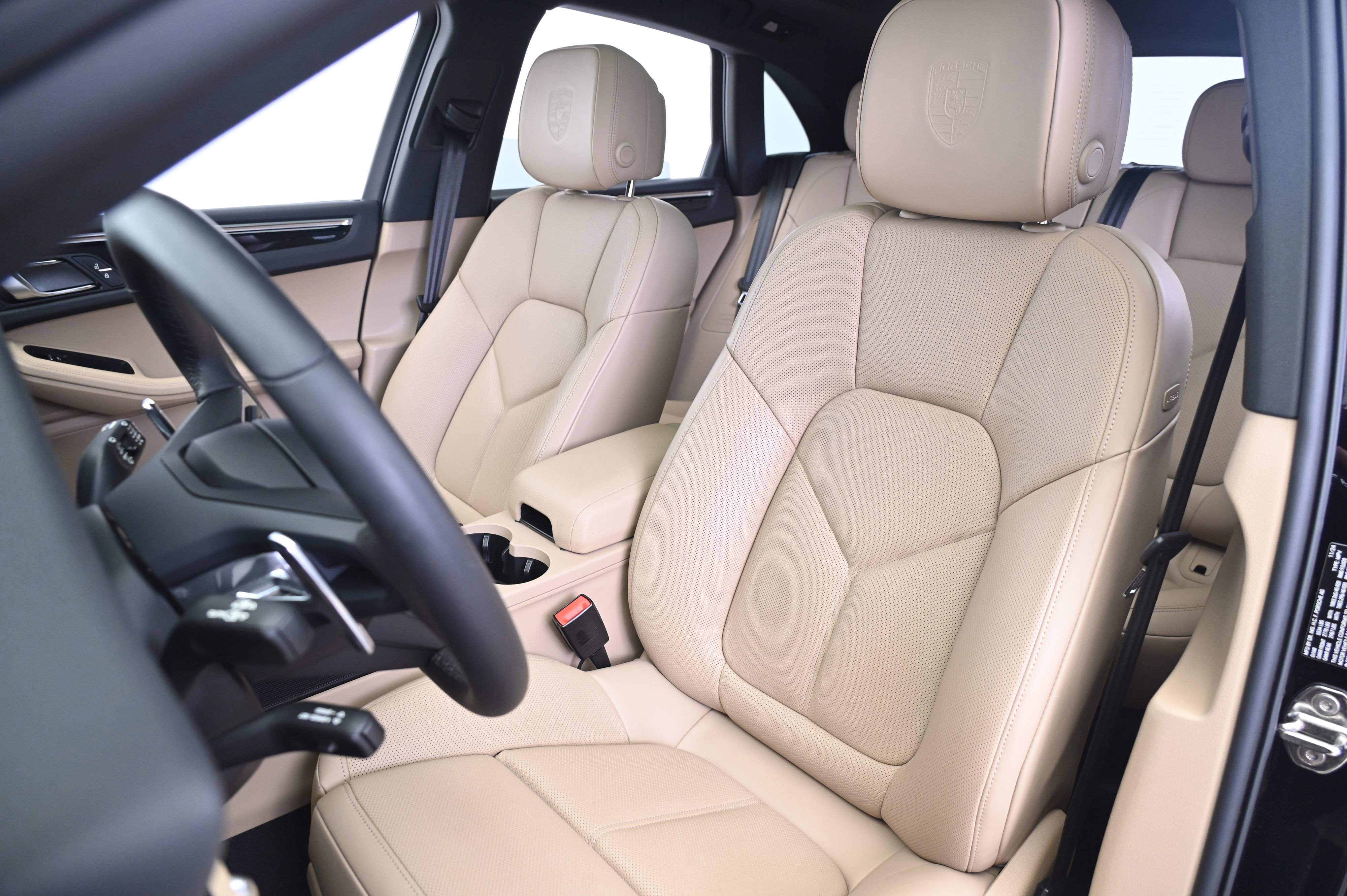 Certified 2025 Porsche Macan image 30