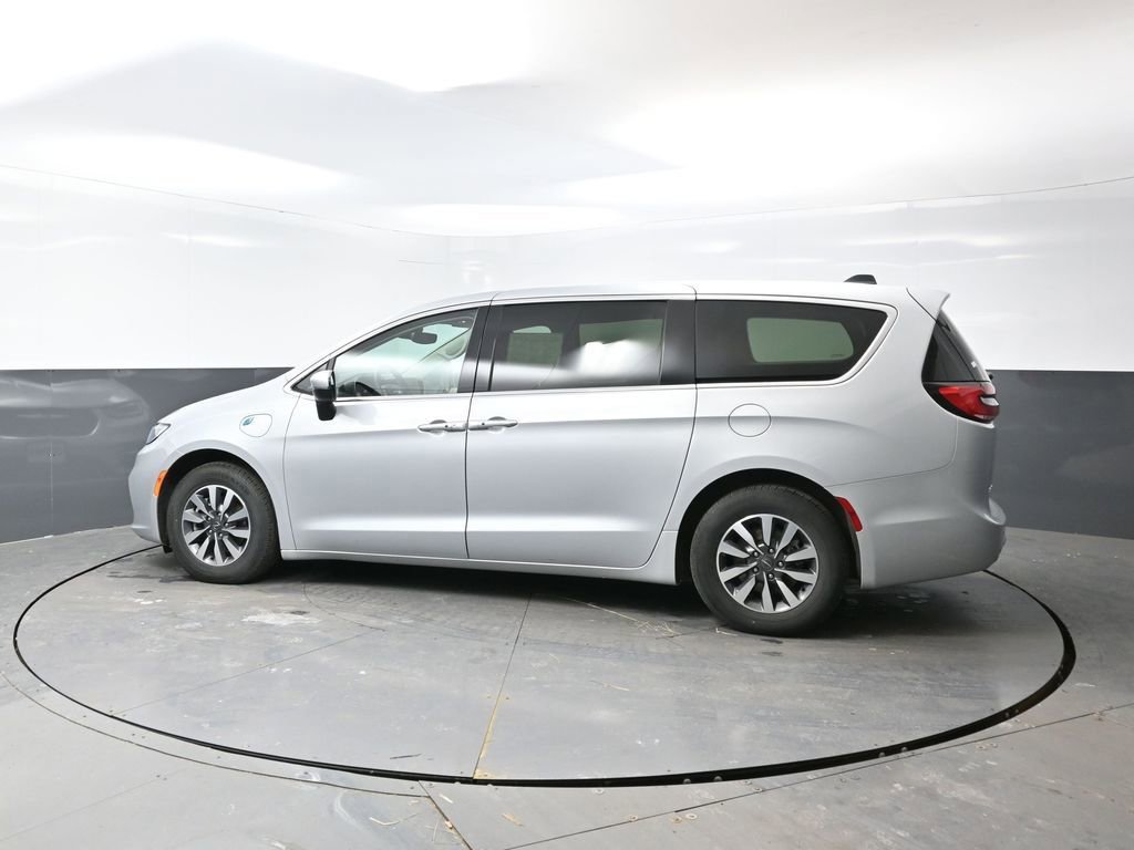 Used 2023 Chrysler Pacifica Touring-L image 10