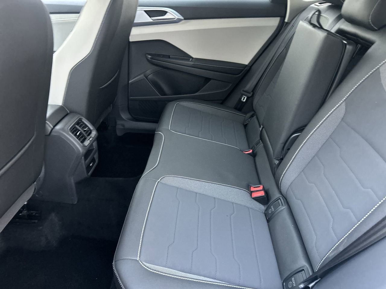 Certified 2025 Volkswagen Taos SE w/ Panoramic Sunroof Package FWD image 13