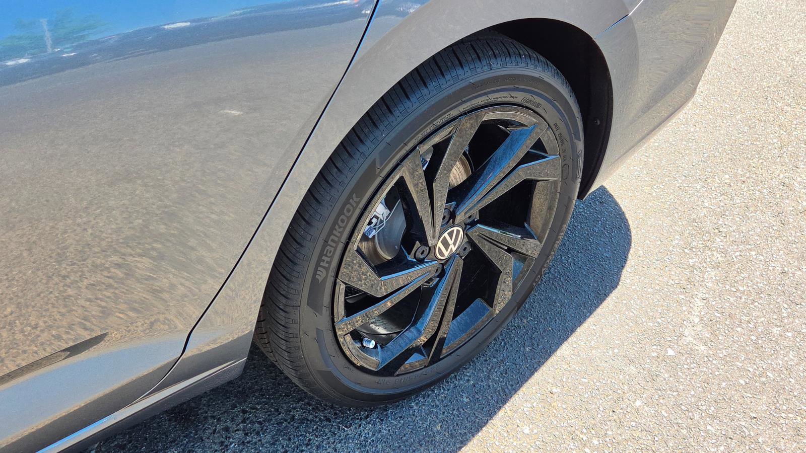 Used 2026 Volkswagen Jetta SE FWD image 9